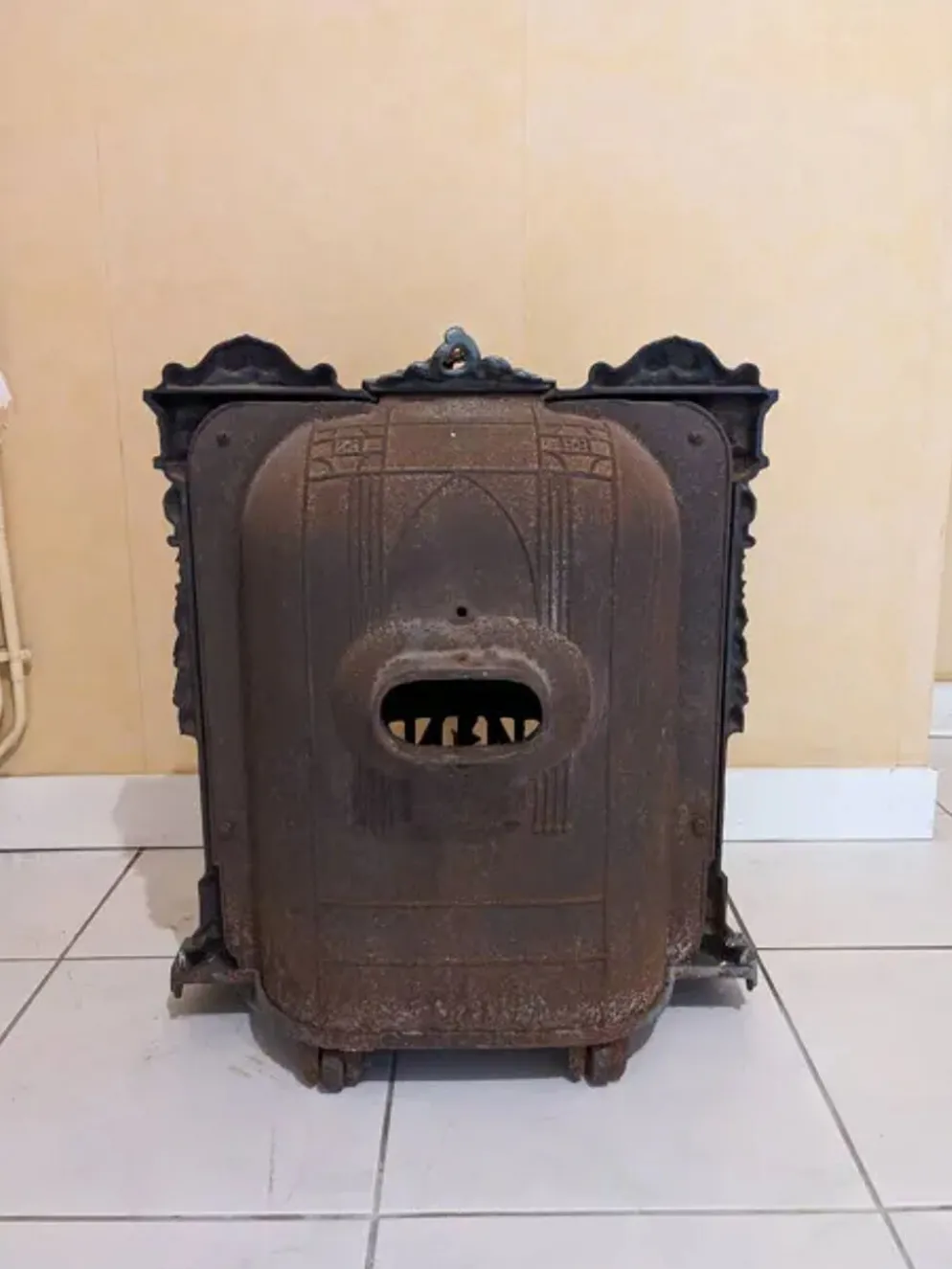 Poêle mobile en fonte modèle "la chatte" conçu par l’ingénieur français Edmond Chaboche en 1883