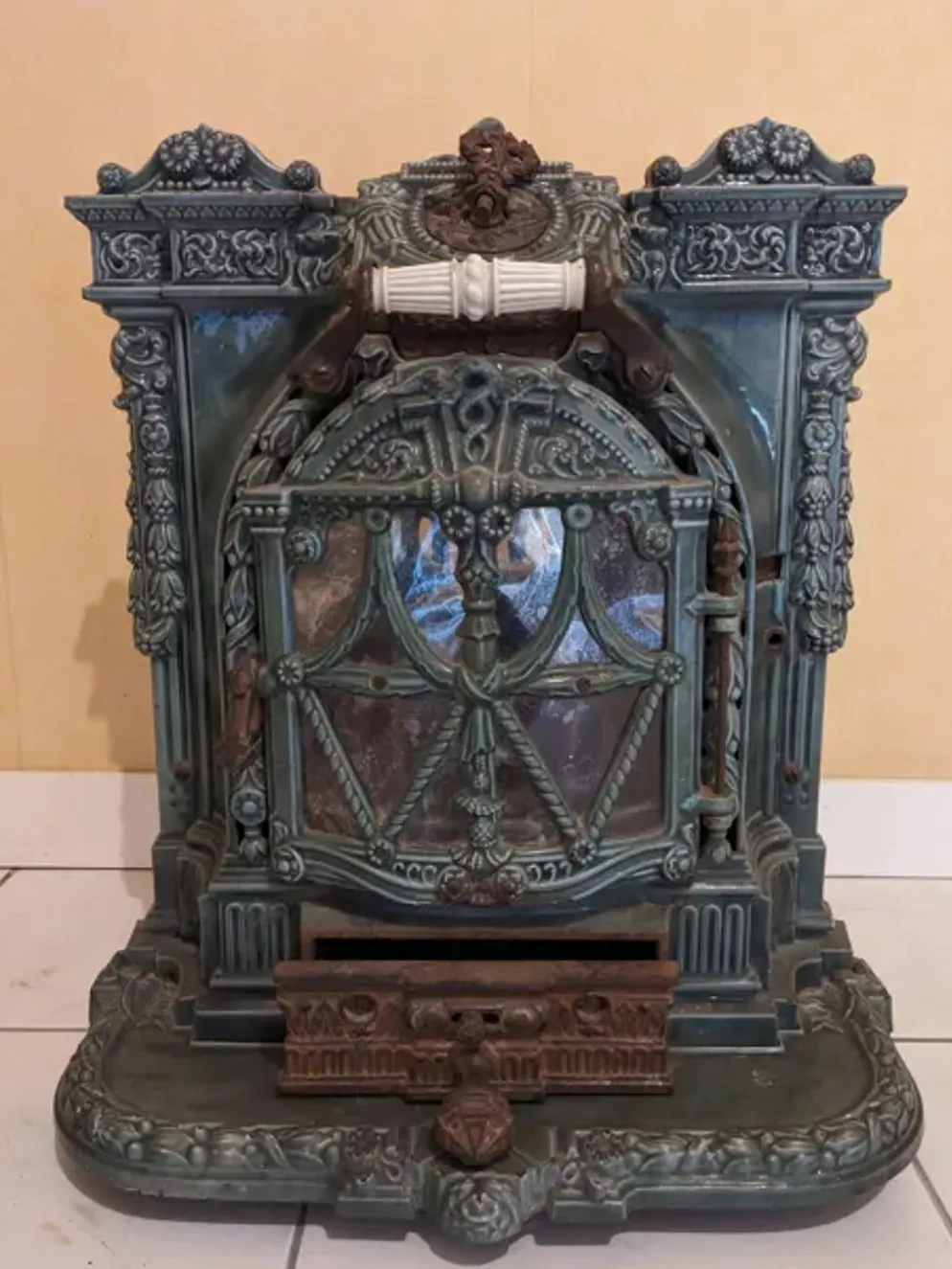 Poêle mobile en fonte modèle "la chatte" conçu par l’ingénieur français Edmond Chaboche en 1883