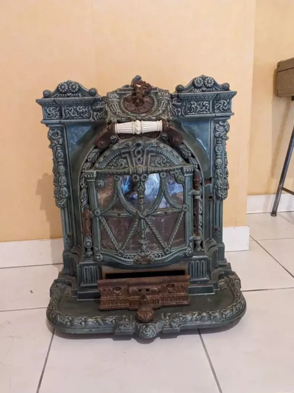 Poêle mobile en fonte modèle "la chatte" conçu par l’ingénieur français Edmond Chaboche en 1883