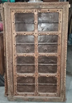 Porte ancienne en bois avec cadre