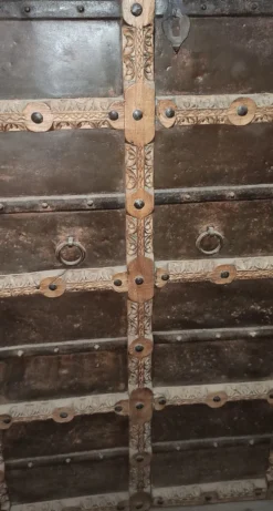 Porte ancienne en bois avec cadre