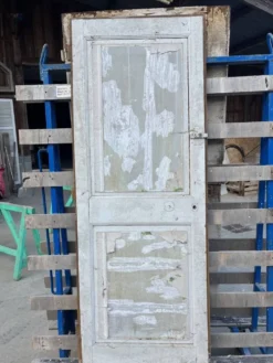 porte ancienne en chêne peint