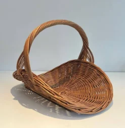 Porte-Bûches en Rotin Tressé de Forme Demi-Ronde à Anse Centrale en Arceau.
