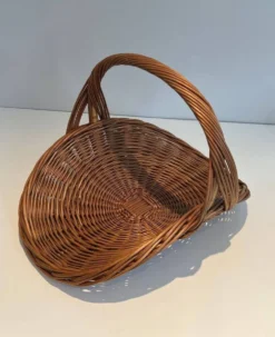 Porte-Bûches en Rotin Tressé de Forme Demi-Ronde à Anse Centrale en Arceau.