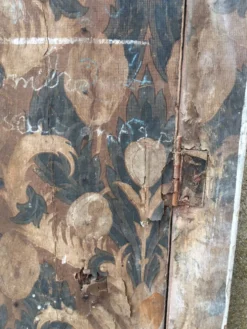 Porte de dépendance de ferme en pin