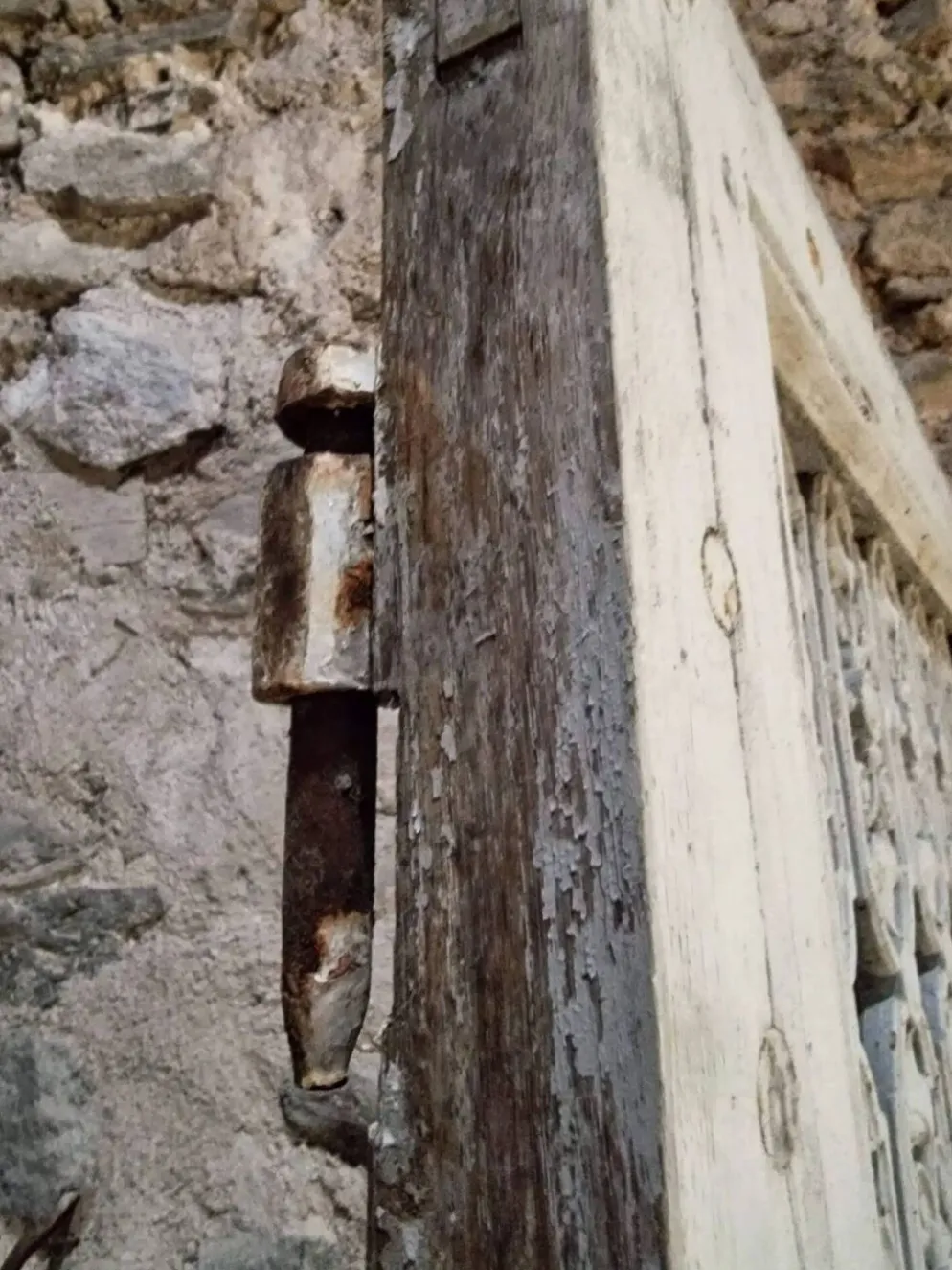 Porte d'entrée ancienne en chêne avec grille en fonte, récupération architecturale française