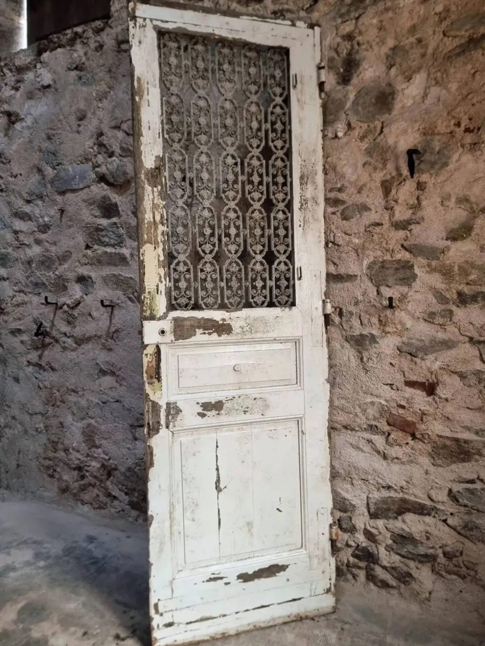 Porte d'entrée ancienne en chêne avec grille en fonte, récupération architecturale française