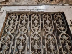 Porte d'entrée ancienne en chêne avec grille en fonte, récupération architecturale française