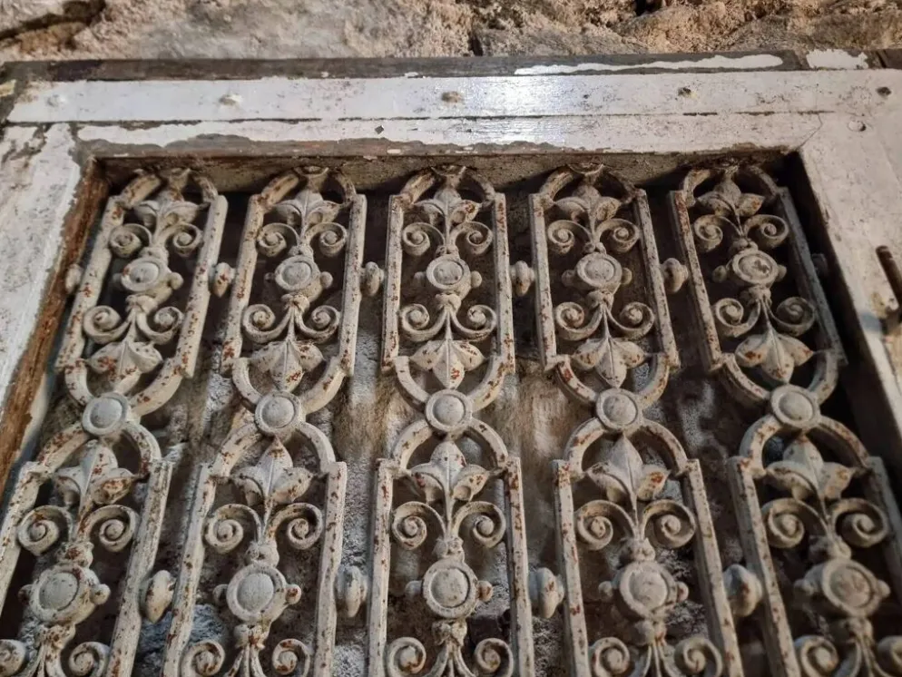 Porte d'entrée ancienne en chêne avec grille en fonte, récupération architecturale française
