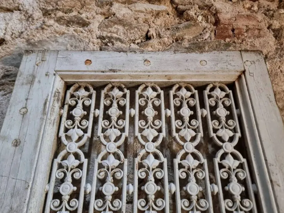 Porte d'entrée ancienne en chêne avec grille en fonte, récupération architecturale française