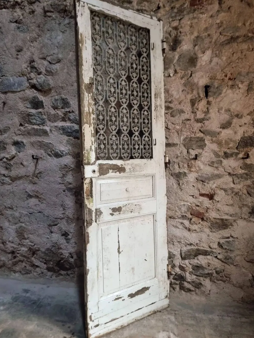 Porte d'entrée ancienne en chêne avec grille en fonte, récupération architecturale française