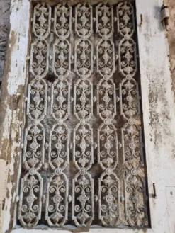 Porte d'entrée ancienne en chêne avec grille en fonte, récupération architecturale française
