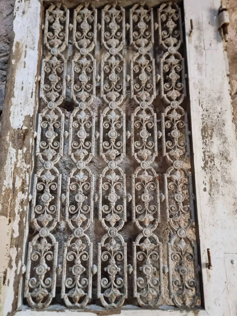 Porte d'entrée ancienne en chêne avec grille en fonte, récupération architecturale française