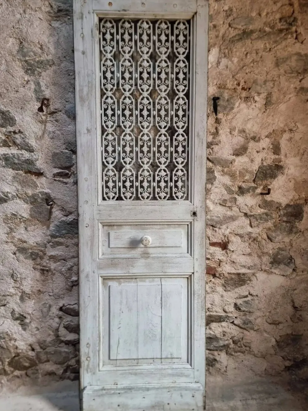 Porte d'entrée ancienne en chêne avec grille en fonte, récupération architecturale française