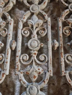 Porte d'entrée ancienne en chêne avec grille en fonte, récupération architecturale française