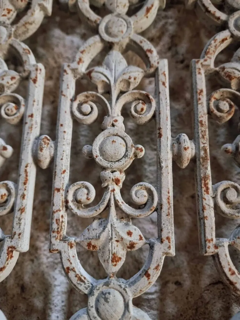 Porte d'entrée ancienne en chêne avec grille en fonte, récupération architecturale française
