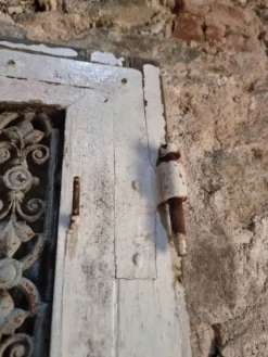 Porte d'entrée ancienne en chêne avec grille en fonte, récupération architecturale française
