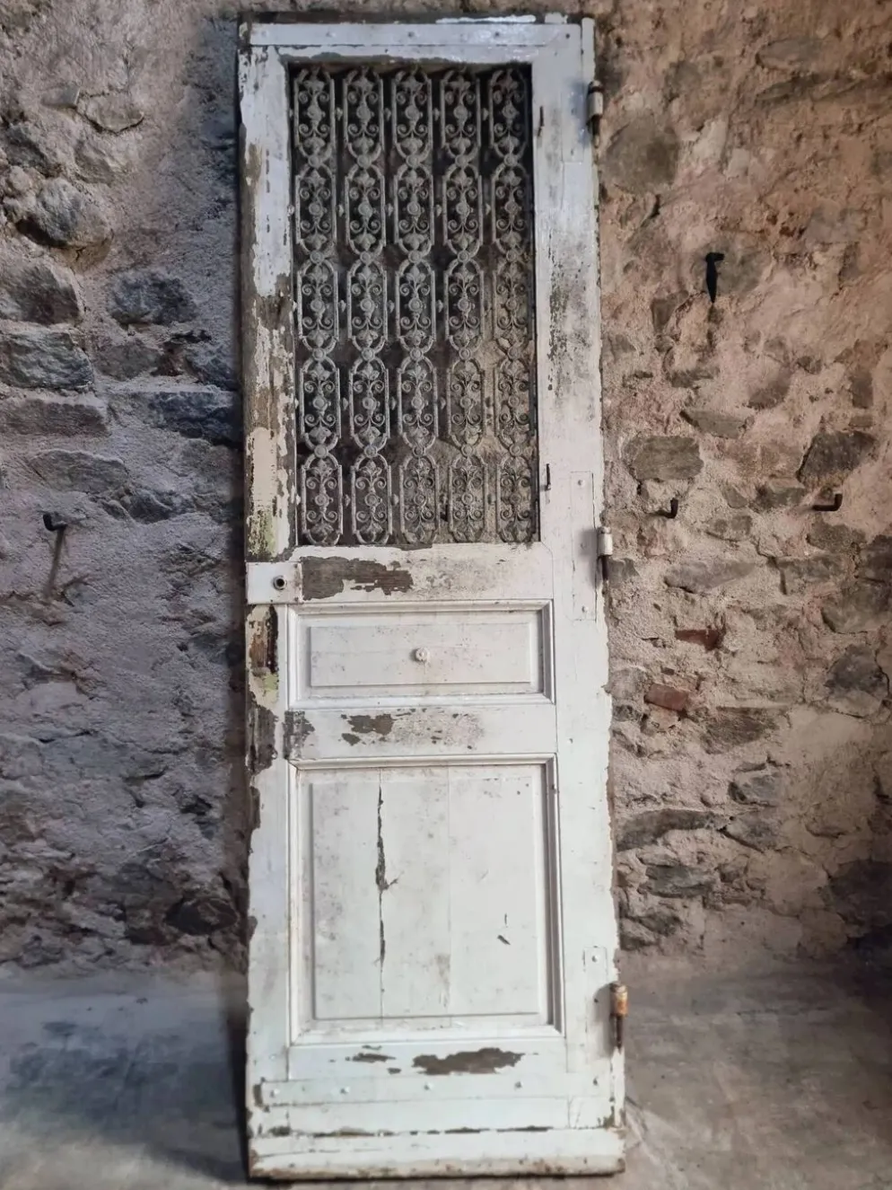 Porte d'entrée ancienne en chêne avec grille en fonte, récupération architecturale française