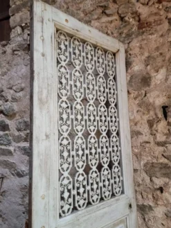 Porte d'entrée ancienne en chêne avec grille en fonte, récupération architecturale française