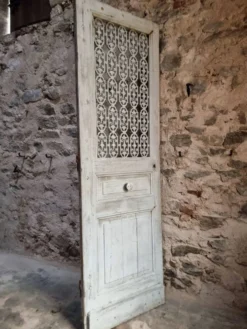 Porte d'entrée ancienne en chêne avec grille en fonte, récupération architecturale française