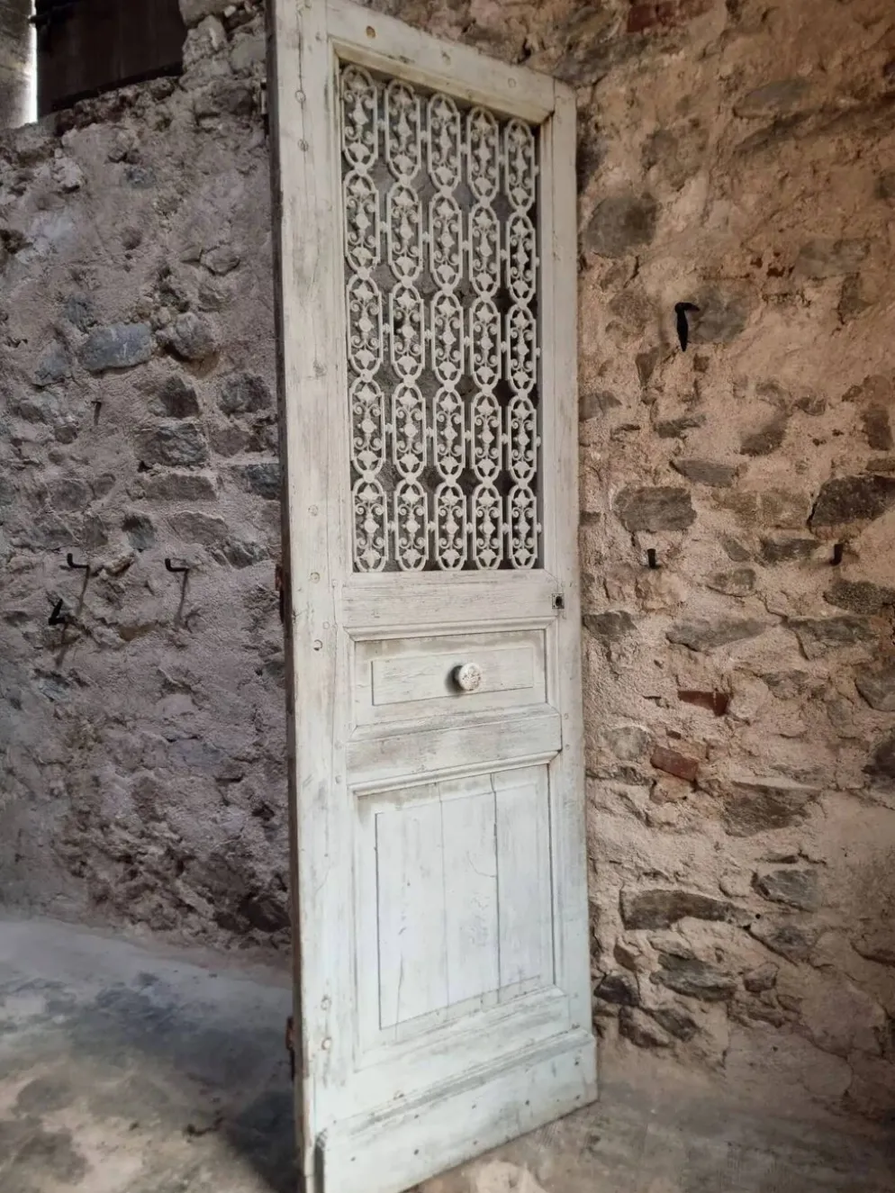 Porte d'entrée ancienne en chêne avec grille en fonte, récupération architecturale française