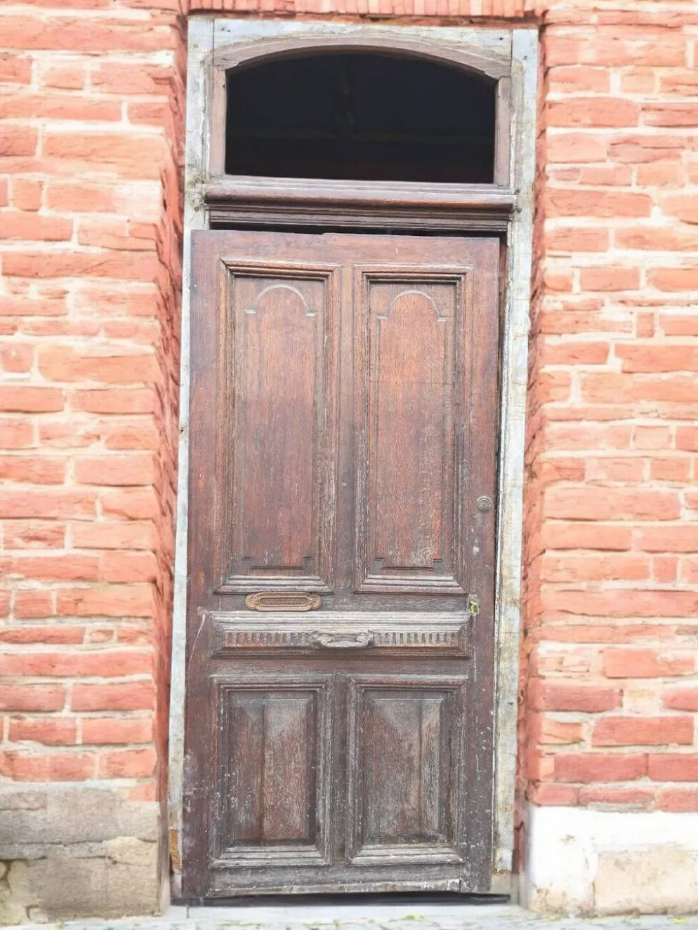 Porte d'entrée ancienne en chêne massif avec bâti
