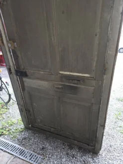 Porte d'entrée ancienne en chêne massif avec bâti