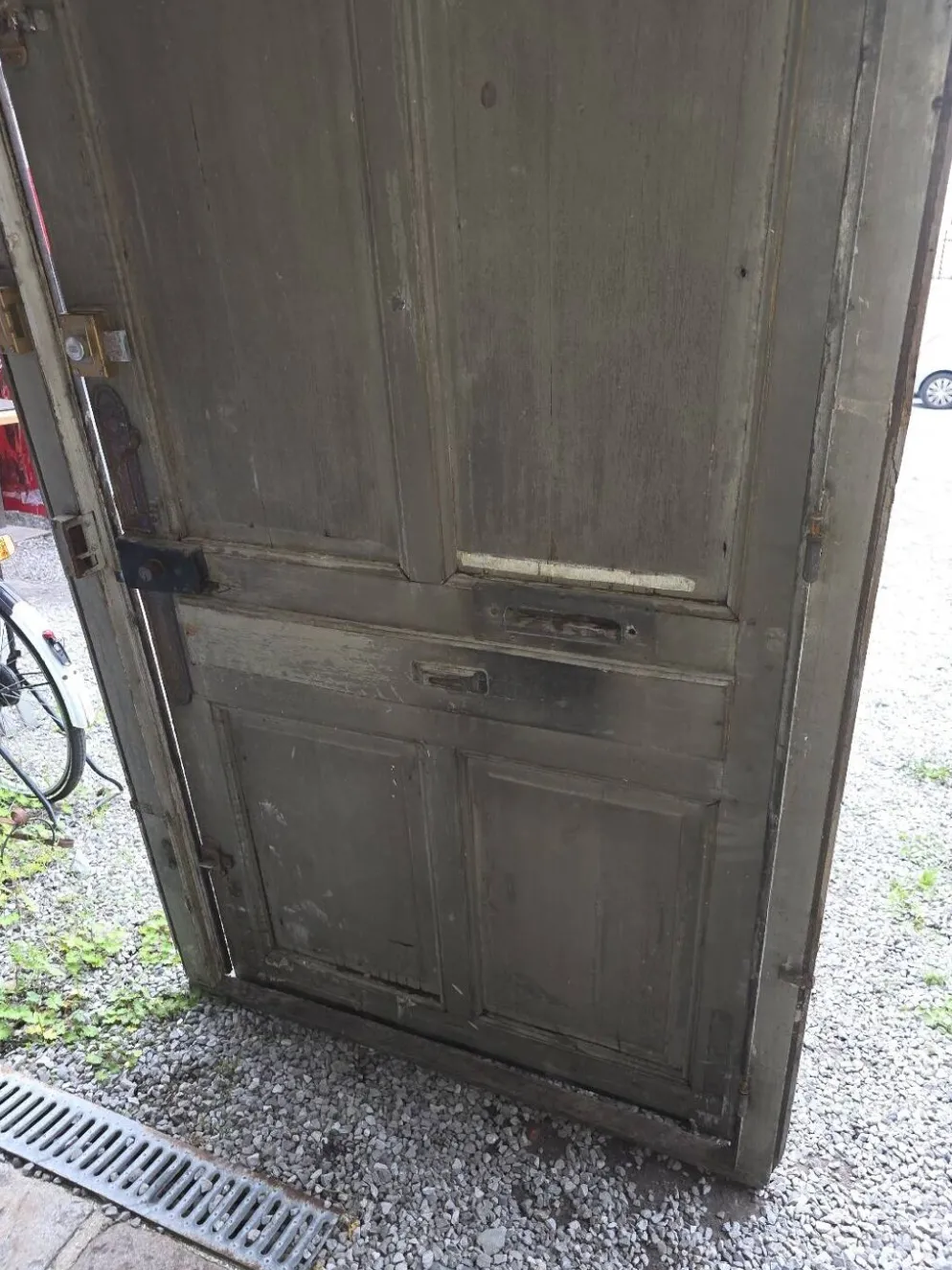 Porte d'entrée ancienne en chêne massif avec bâti