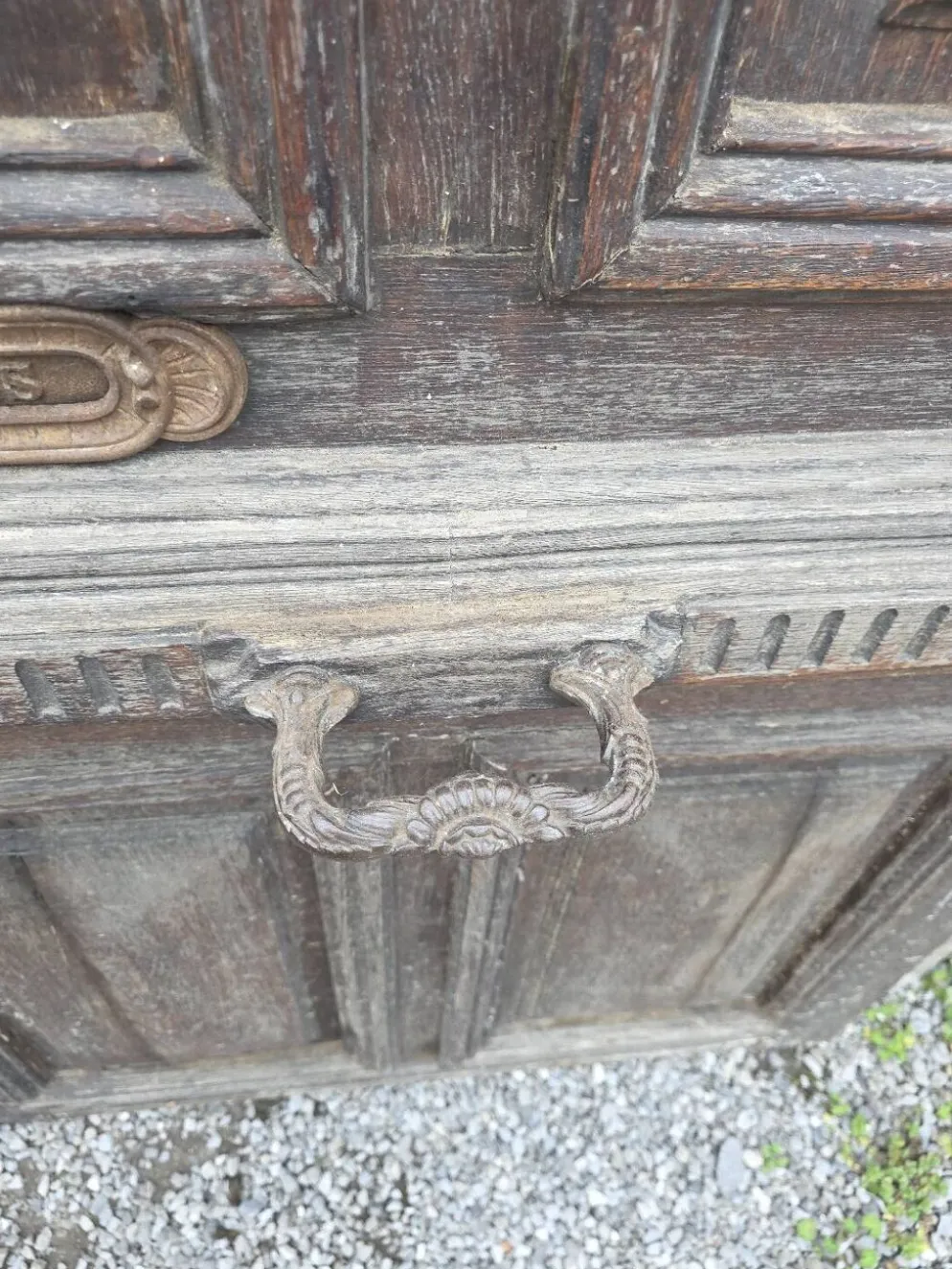 Porte d'entrée ancienne en chêne massif avec bâti