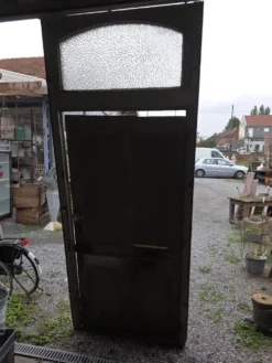 Porte d'entrée ancienne en chêne massif avec bâti