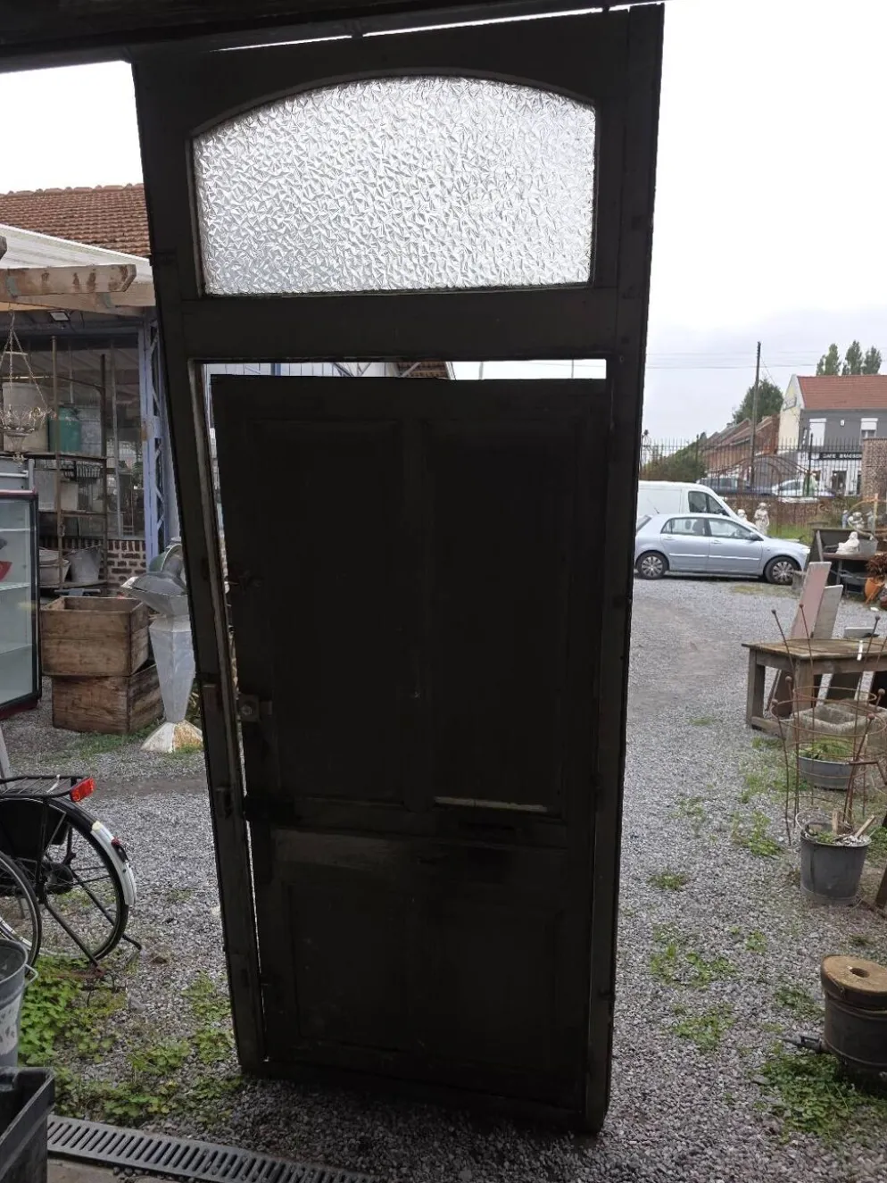 Porte d'entrée ancienne en chêne massif avec bâti