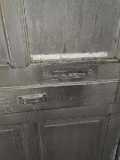 Porte d'entrée ancienne en chêne massif avec bâti