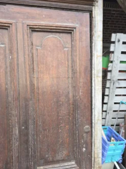 Porte d'entrée ancienne en chêne massif avec bâti