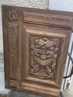 Porte de placard, panneau décoratif en bois coupé de fruit sculpté ancien
