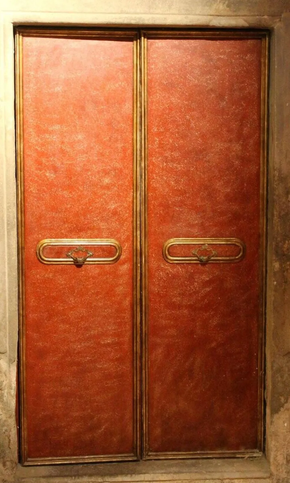 Porte en bois laquée et dorée avec cadre en faux porphyre rouge italien du 20ème siècle