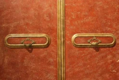 Porte en bois laquée et dorée avec cadre en faux porphyre rouge italien du 20ème siècle