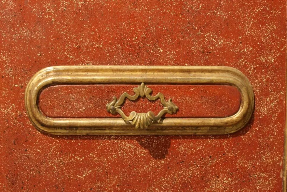 Porte en bois laquée et dorée avec cadre en faux porphyre rouge italien du 20ème siècle