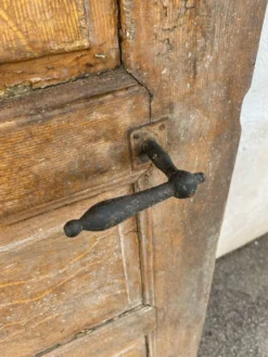 Porte intérieure en sapin peint