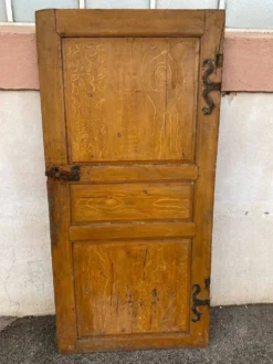 Porte intérieure en sapin peint