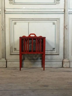 Porte journaux en bois, patine rouge, Angleterre vers 1900