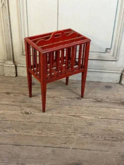 Porte journaux en bois, patine rouge, Angleterre vers 1900