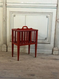 Porte journaux en bois, patine rouge, Angleterre vers 1900