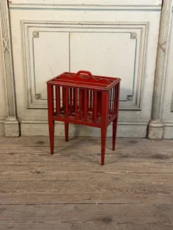 Porte journaux en bois, patine rouge, Angleterre vers 1900