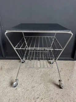 Porte journaux à roulettes années 50