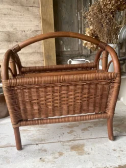 Porte-magazine en bois tourné et rotin marron clair