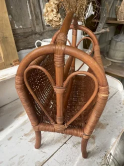 Porte-magazine en bois tourné et rotin marron clair
