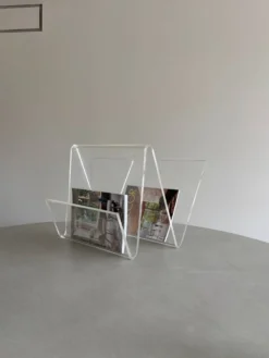 Porte-magazines design asymétrique en acrylique transparent, 70s
