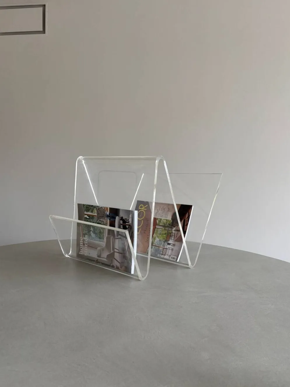 Porte-magazines design asymétrique en acrylique transparent, 70s