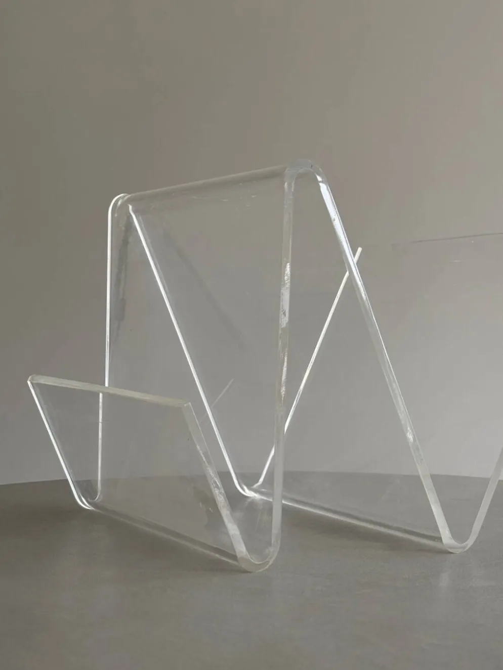 Porte-magazines design asymétrique en acrylique transparent, 70s