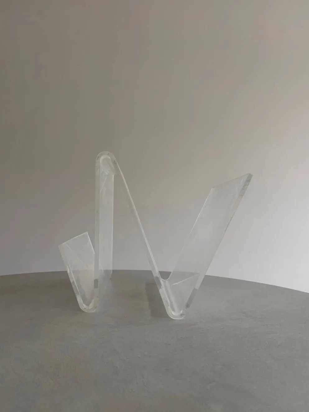 Porte-magazines design asymétrique en acrylique transparent, 70s